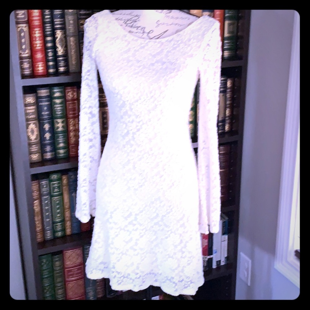 AQUA Capsule Cream Lace Dress w/Bell Sleeves. XS